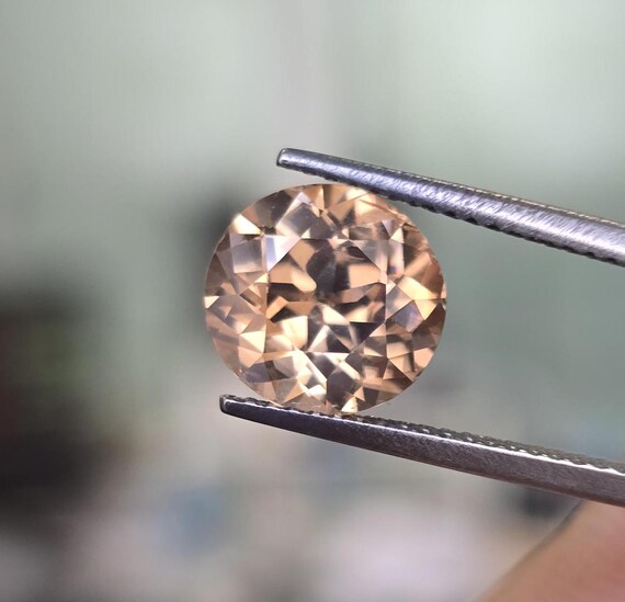 Natural Zircon, brown color. 3.60ct, no treatment, sparkly like a brown diamond. CD2026