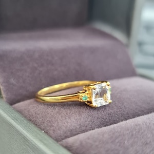 Natürlicher Topas Ring. Asscher Schliff, mit runden Smaragden seitlich. 100% handgemacht in 925er Silber und vergoldet.