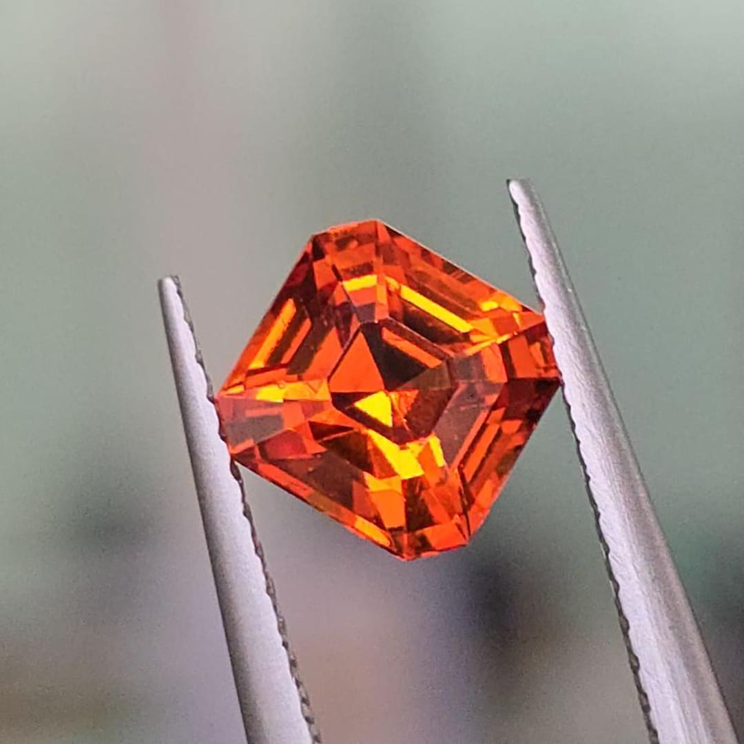 Spessartite Orange Naturelle Namibie - 2,46 Carats - 9,4 X 6,3 Mm