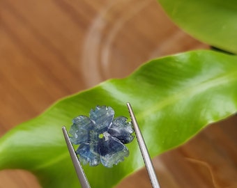 ブルーサファイアの花の彫刻：精巧な宝石（3.46カラット） - Etsy 日本