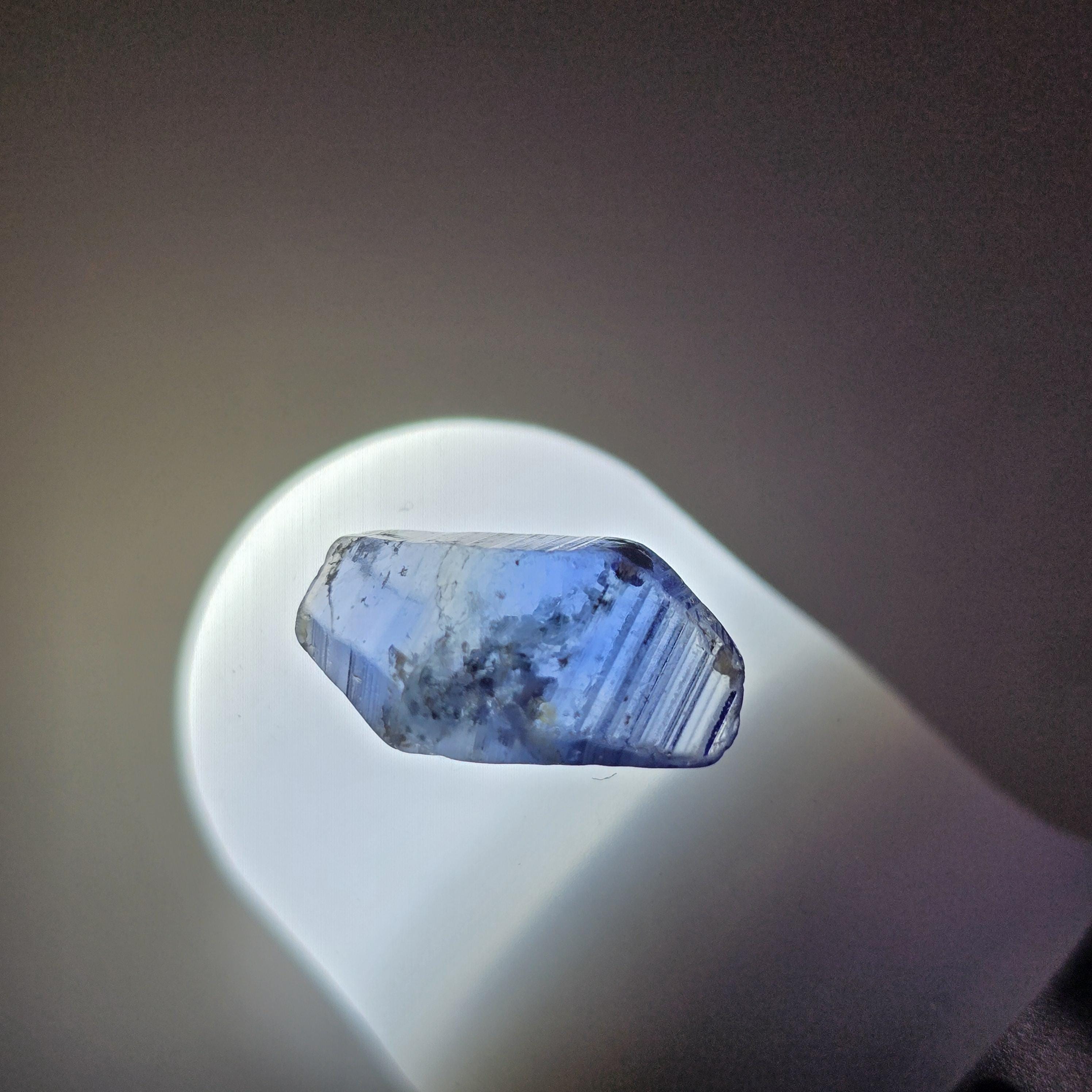 天然サファイア結晶標本。7.65 カラットのブルーサファイア