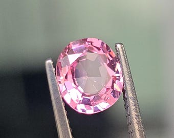 Natuurlijke roze spinel, 1,31 kt, niet behandeld. Kleur babyroze. Kussenvorm. CD1793