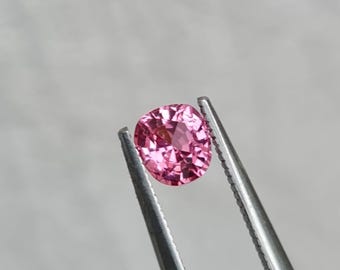 Felroze spinel, 0,56 kt. Natuurlijk, geen behandelingen. Kussenvorm. Spinel-sieraden CD044
