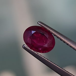 Natuurlijke Birmaanse robijn 1,06 kt, rood, ovale vorm. CD986
