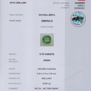 Puede incluir: Un informe de identificaci&oacute;n de gemas para una esmeralda de 0,70 quilates, de color verde y forma coj&iacute;n cuadrado. La esmeralda mide 5,35 x 5,10 x 3,76 mm. El informe indica que la esmeralda es natural, tiene un corte de corona brillante, un corte de pabell&oacute;n en escalera y proviene de Colombia. El informe tambi&eacute;n indica que la esmeralda no ha recibido ning&uacute;n tratamiento con aceite.