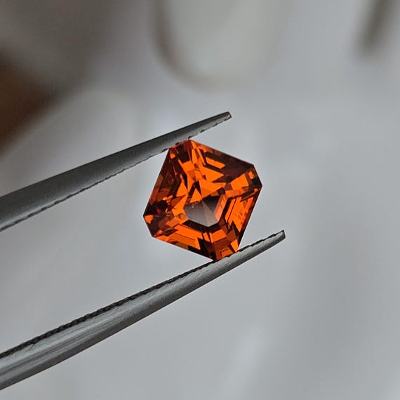 RARE !! SAPHIR ORANGE ROUGE DE TANZANIE : 4.5 mm x 3.7 mm ★★ p401.129t
