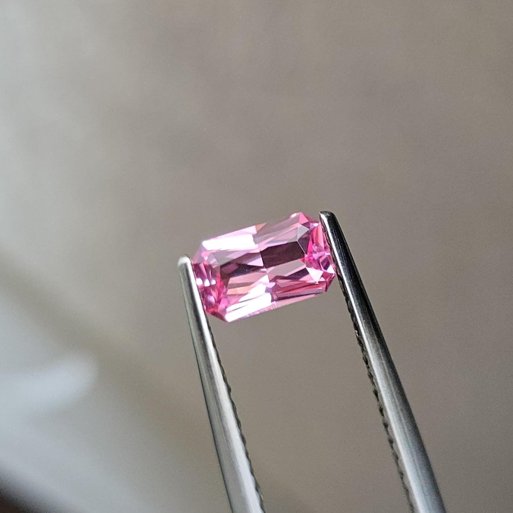 天然ビビッドピンク、0.58カラット。無処理。八角形。マヘンゲスピネル