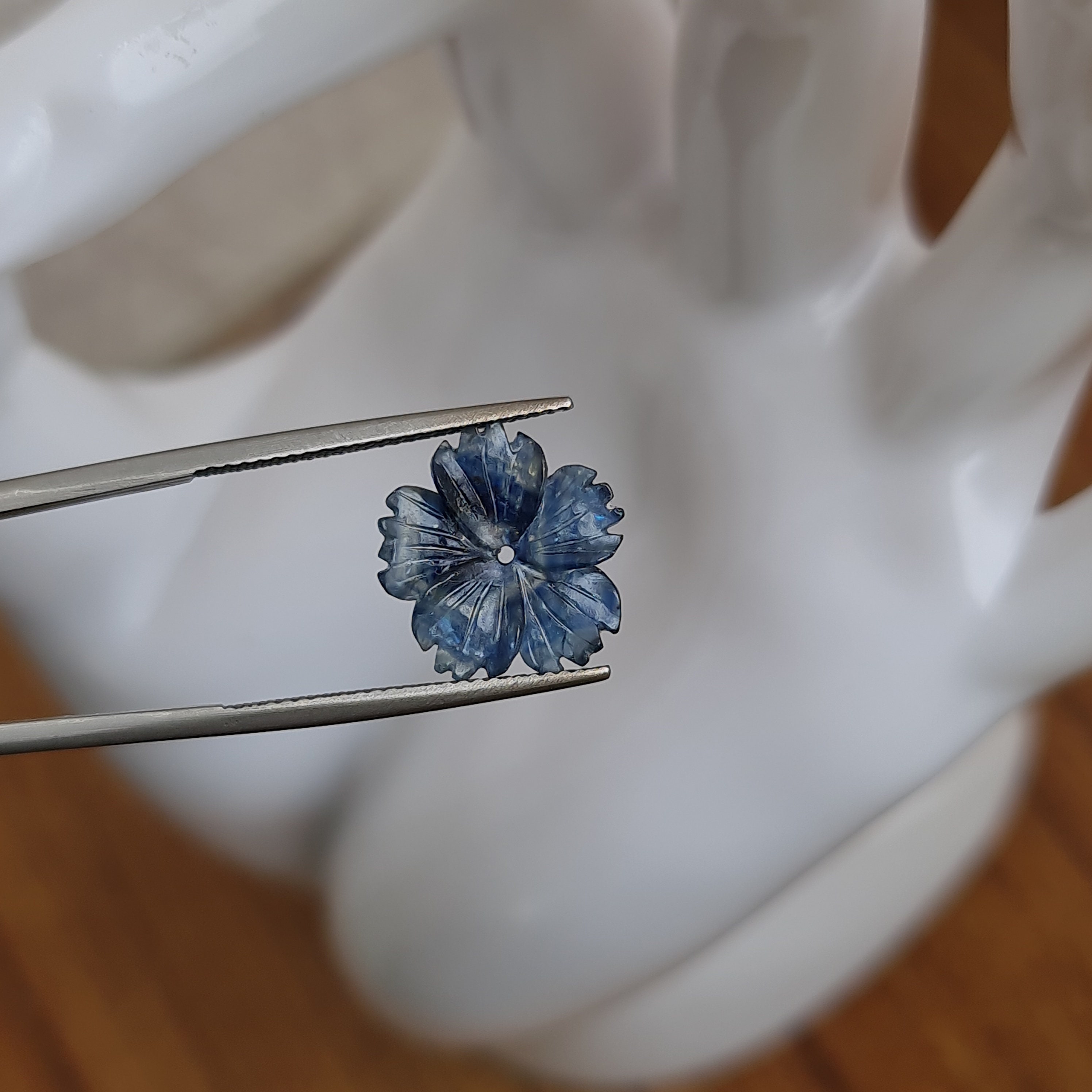 ブルーサファイアの花の彫刻：精巧な宝石（3.46カラット） - Etsy 日本