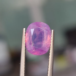 Zaffiro Kashmir opalescente da 2,99 ct: pietra preziosa rosso viola rosata
