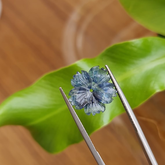 ベトナム天然サファイア　彫刻 ブルーサファイアの花の彫刻：精巧な宝石（3.46カラット） - Etsy 日本