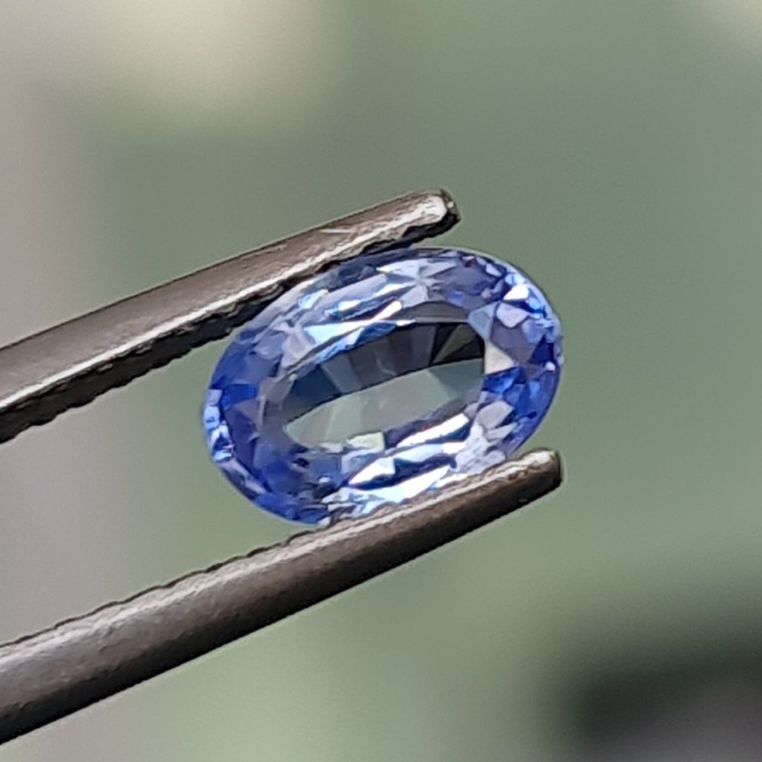 Saphir Bicolore Rare Noir Et Bleu - 0.96 Carats, Ovale, Pureté Excellente