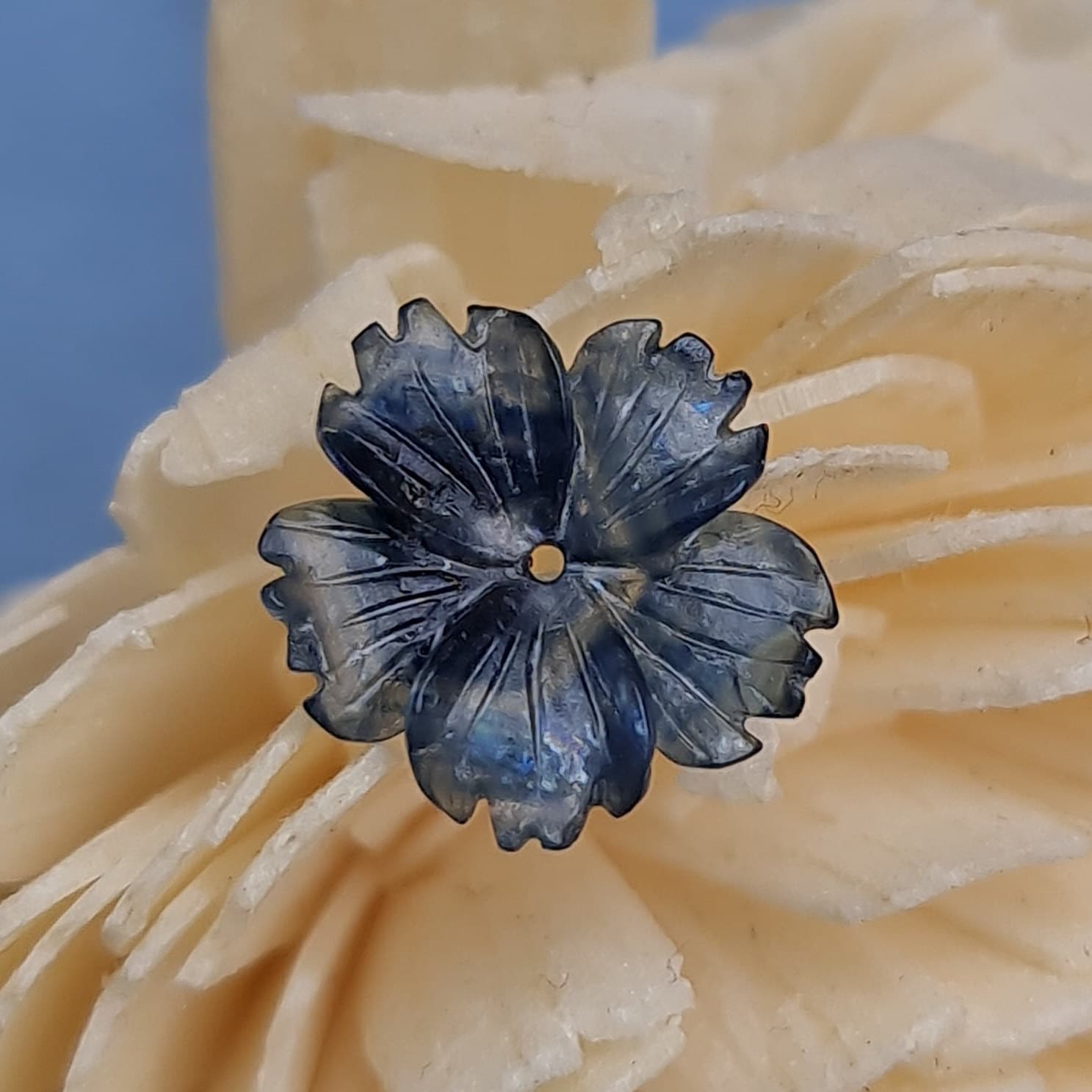 ブルーサファイアの花の彫刻：精巧な宝石（3.46カラット） - Etsy 日本