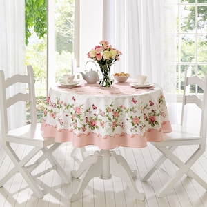 Nappe imprimée rose et blanche avec des roses roses. Couleurs douces, parfaites pour la Saint-Valentin, un goûter, la cuisine, un pique-nique. Shabby-chic,