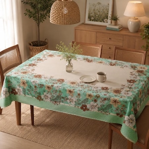 Staromodny, turkusowy, prostokątny obrus z nadrukiem kwiatowym. Obrus w stylu shabby chic w stylu rustykalnym.