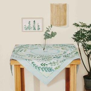 Table topper with tropical print in shades of green color. Size 40 inch Square