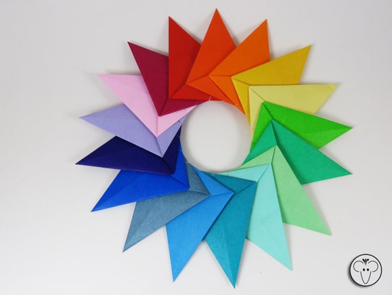 Weihnachtlicher Origami Stern In Regenbogenfarben