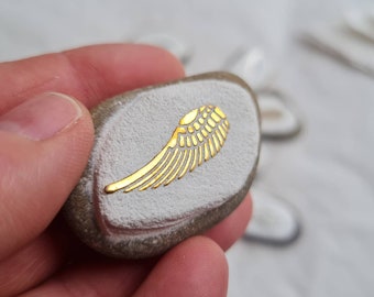 Símbolo del ángel de la guarda, guijarro con alas en plata, oro y bronce