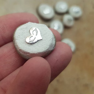 Liten trio, VINGAT HJÄRTA, småsten med dekorativt element