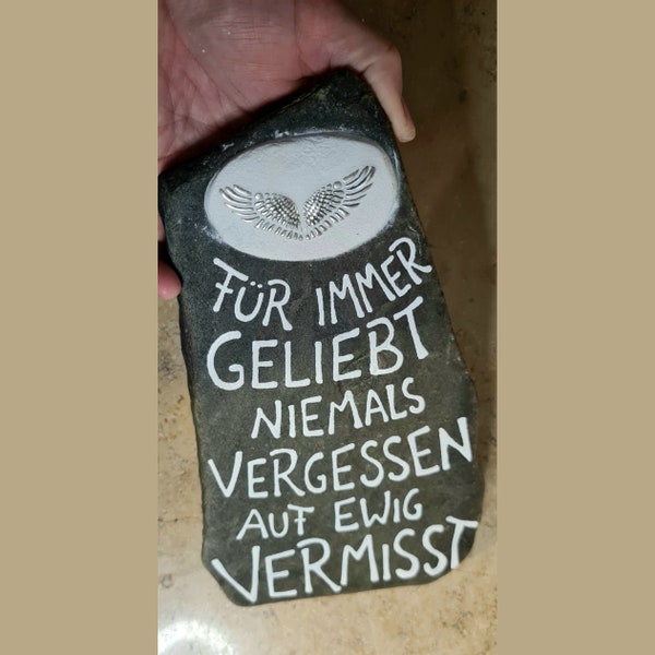 Grabstein, Flusskiesel mit Flügel Symbol und einem Spruch, handgemachtes Einzelstück