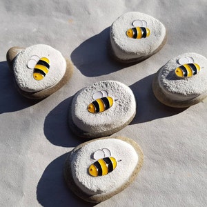 Petit galet double, ABEILLE, porte-bonheur avec un élément décoratif émaillé