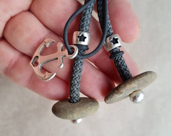 Keychain with anchor, black and silver, stone