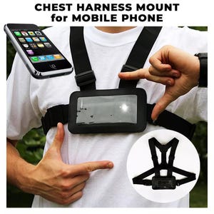 Pode incluir: Suporte de arnês peitoral preto para telemóvel. O suporte possui correias ajustáveis e uma janela transparente para segurar o telemóvel. O texto "CHEST HARNESS MOUNT for MOBILE PHONE" é exibido na parte superior da imagem.