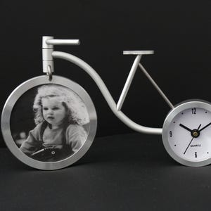 DESIGNO Vintage Bicycle Desk Clock with Photo Frame: Aluminium Timepiece