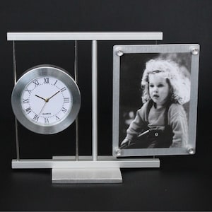 Nowoczesny zegar biurkowy DESIGNO z ramką na zdjęcia: dekoracja stołu ze szkła i aluminium