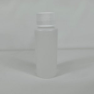 Puede incluir: Una botella de plástico blanca con una tapa de rosca blanca. La botella está vacía y tiene un acabado liso y opaco.