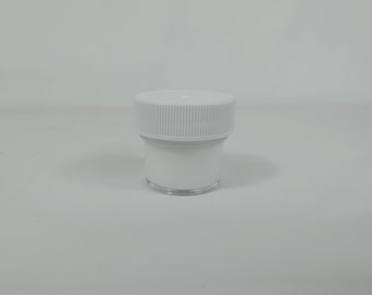 Op de afbeelding: Een witte plastic pot met een wit deksel. De pot is leeg en heeft een doorzichtige plastic bodem.