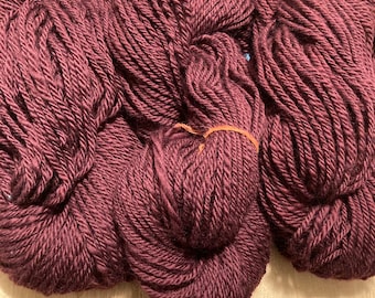 Lana hilada a mano y teñida a mano: Corriedale Burgundy 3