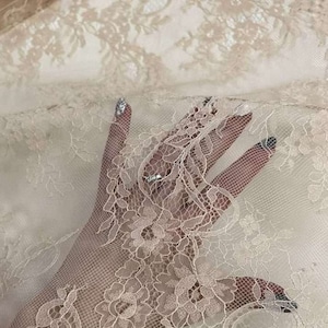 Tessuto di pizzo beige, pizzo color pelle, pizzo francese, pizzo da sposa Chantilly beige chiaro al metro JK10101