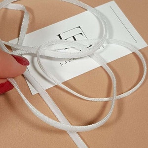 Licht ivoorkleurig dun fluwelen lint voor decoratie, handwerk en mode, verkocht per meter, ST1010