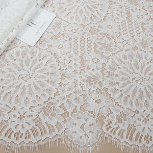 Tessuto di pizzo avorio, pizzo avorio, pizzo francese bianco, pizzo da sposa Chantilly color crema, tessuto di pizzo abito da sposa al metro LL66311