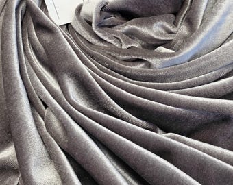Tessuto elasticizzato in velluto grigio argento venduto al metro. Tessuto in velluto felpato grigio acciaio liscio ed elastico, HMT3010