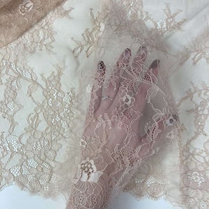 Tissu en dentelle beige, dentelle couleur chair, dentelle française, dentelle de mariage Chantilly beige clair au mètre LK4002