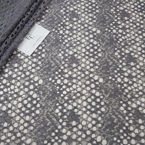 Tissu de dentelle grise, dentelle Français par Lace To Love, dentelle de tulle brodée au mètre, LL29781