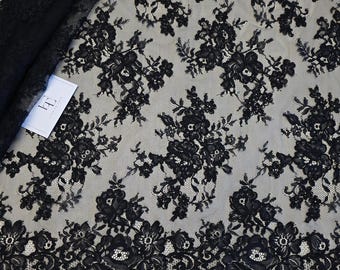 Puede incluir: Tela de encaje floral negra con borde festoneado. El encaje tiene un delicado patrón floral y es perfecto para proyectos de artesanía y costura.