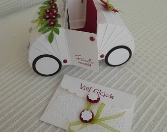 Voiture de mariage avec petite carte de voeux