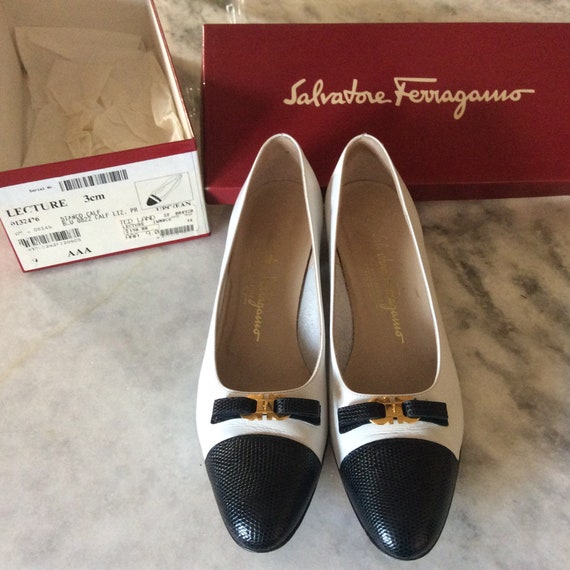 ferragamo navy pumps