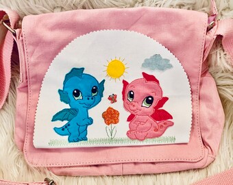 Stickdatei Doodle, Drache in Love,  Taschenmotiv, Kindergartentasche, Rucksack Set 860  Maschinenstickerei  Dinosaurier Drachen