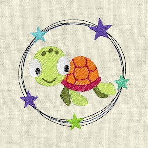 Puede incluir: Una tortuga bordada de color verde y naranja con ojos grandes está rodeada por un círculo de estrellas azules y moradas.