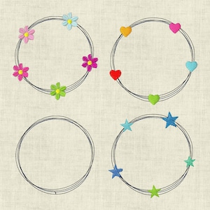 Puede incluir: Cuatro diseños de bordado sobre un fondo de tela beige. Los diseños son círculos con diferentes formas de colores alrededor de los bordes. Las formas incluyen flores, corazones y estrellas.