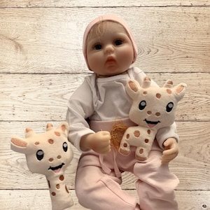 ゲルダのキリンの刺繍デザイン（枠付き）／誕生、ベビーミシン刺繍 666