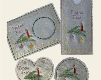 Puede incluir: Cuatro adornos de fieltro blanco con costuras doradas y un diseño de árbol de Navidad. Cada adorno tiene el texto "Frohes Fest" bordado. Un adorno es un rectángulo, otro es un corazón, otro es un círculo y el último es un rectángulo con un recorte para una tarjeta de regalo.