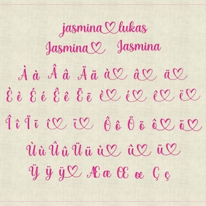 Peut inclure: Alphabet en police rose avec des cœurs. Les lettres comprennent A, a, Â, â, Ä, ä, È, è, É, é, Ê, ê, Ë, ẽ, Ì, ì, Û, û, Ü, ü, ÿ, Æ, œ, Ç, ç.