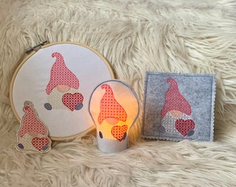 Stickdatei Wichtel Gnome Set, Mug Rug, LED Teelicht, Schlüsselanhänger  Set 907 Maschinenstickerei