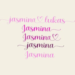 Può includere: Una grafica con sfumatura rosa e viola con il nome "Jasmina" scritto in corsivo più volte. Il nome "Lukas" è scritto in corsivo con un simbolo di cuore tra i due nomi.