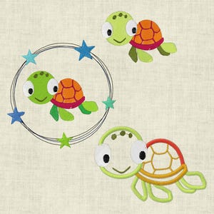 Puede incluir: Tres tortugas marinas bordadas de color verde con caparazones naranjas y ojos blancos. Dos tortugas nadan en un círculo de estrellas azules. La tercera tortuga nada hacia la derecha.