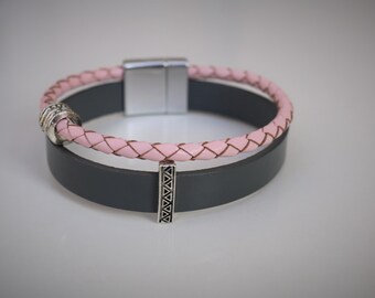 Bracelet en cuir rose gris avec fermoir magnétique en acier inoxydable.